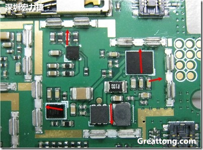 圖中顯示一塊電路板使用這種屏蔽夾(shielding clip)的實(shí)例?；旧衔覀?cè)趶澖堑牡胤蕉荚O(shè)計(jì)擺放了一個(gè)屏蔽夾，這樣可以讓作業(yè)員比較方便安裝屏蔽罩(shielding can)時(shí)的對(duì)位準(zhǔn)確。然后在其他沒有屏蔽夾的地方也設(shè)計(jì)了一些接地的布線，一來可以稍微提升屏蔽罩的電磁隔絕能力，另一方面也可以為屏蔽夾無效時(shí)，馬上可以更改為屏蔽框，而無需要重新設(shè)計(jì)電路板。