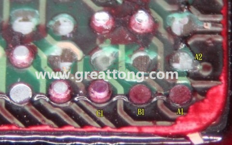 下圖是紅墨水測試后將PCB板子拿回來側一個角度拍攝的照片，就可以很清楚的看到錫球黏在PCB端，或不在PCB端。