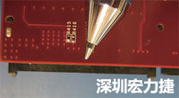 連接器邊緣稍突出于電路板的邊緣。