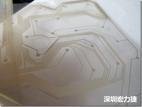 下面第二個(gè)圖則是另一片也有著按鍵線路的PTF，當(dāng)上、下兩面PTF的按鍵結(jié)點(diǎn)互相接觸后就可以計(jì)算出是哪個(gè)按鍵被按下了。可是當(dāng)按鍵沒(méi)有按下時(shí)，上下兩片PTF的線路則是分開(kāi)的，所以上圖那片PTF的線路上面其實(shí)還另外覆蓋了另一層透明的PET作為絕緣層，只露出了需要在鍵盤按下時(shí)才會(huì)碰觸的接觸點(diǎn)，因?yàn)檫@些材質(zhì)使用的都是Polymer，所以才撐這樣的技術(shù)為Polydome(聚合簧片)。