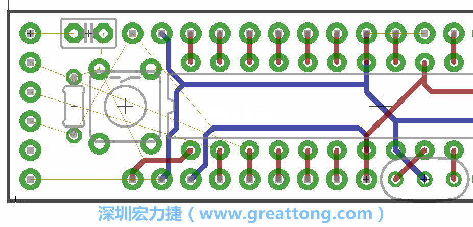 到目前為止，你應(yīng)該只剩下四個(gè)部分還未進(jìn)行布線，10K重置上拉電阻器、重置電容和1×6的序列排針。