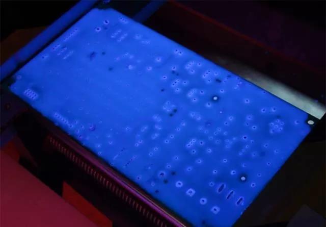 經過涂覆工藝后的PCB，在紫光燈下的拍攝效果，原來coating也可以這么美！