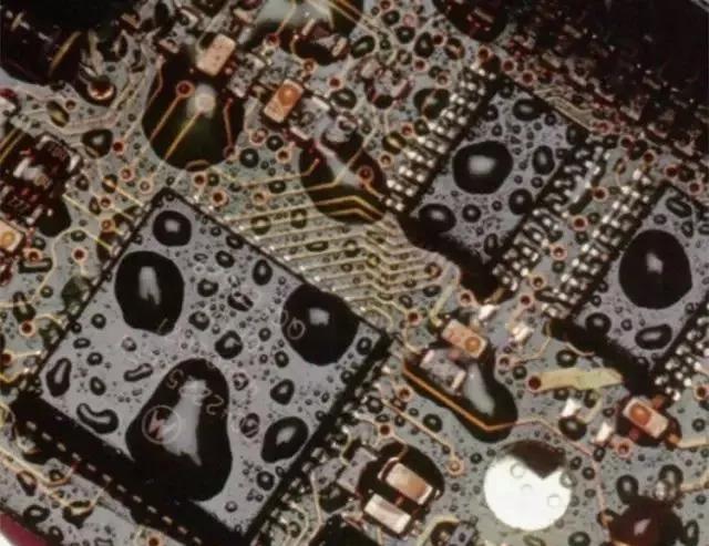 經過涂覆工藝后的PCB，在表面形成透明的保護膜，能有效防止水珠和潮氣侵入，避免漏電和短路。
