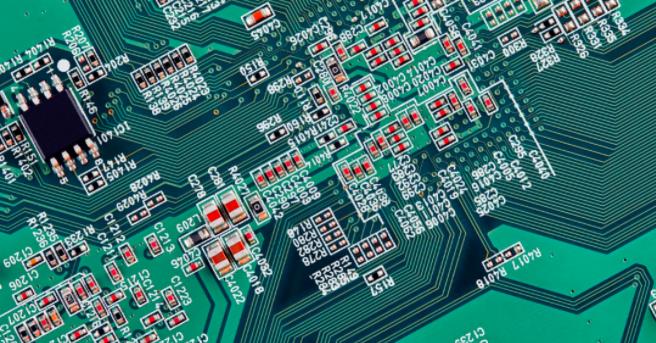 你能在這個復雜的PCB中找到垂直布線嗎？反正我不能